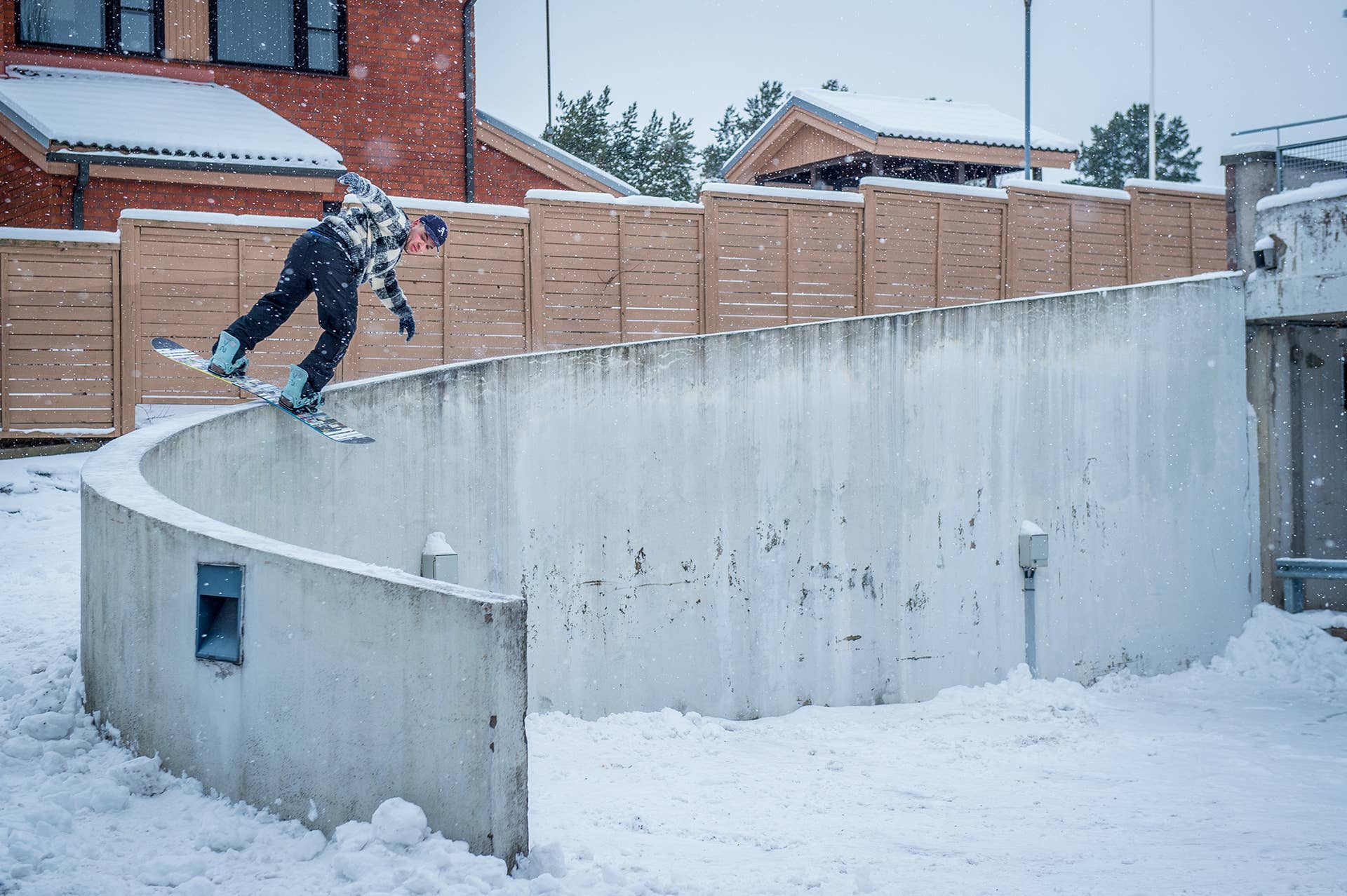 jed anderson ride snowboards Kink Snowboard 2023 Comor The Kink is the board of choice for Jed Anderson and many team riders riding in the street or cruising the rail line on Ride Kink Men's Snowboard -
