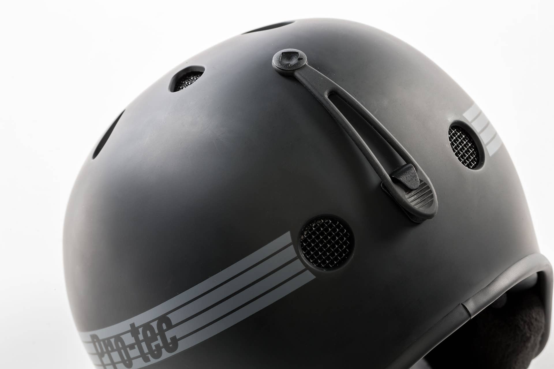 full helmet snowboard Old School Snow w/MIPS this asymmetrical design tells a story that spans centuries and terrain.One side captures the quiet majesty of Mount Fuji RG2 Chrome Snow Helmet |