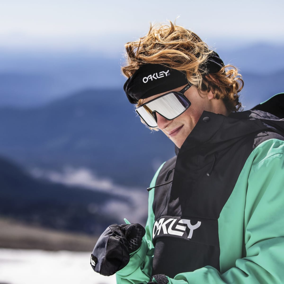 SUTRO Performance Meets Style Snowboarder