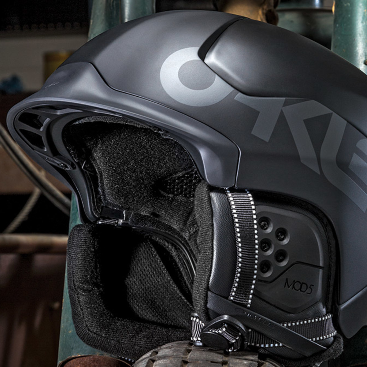 Oakley MOD5 Factory Pilot: 2017-2018 Helmet Lookbook - Snowboarder