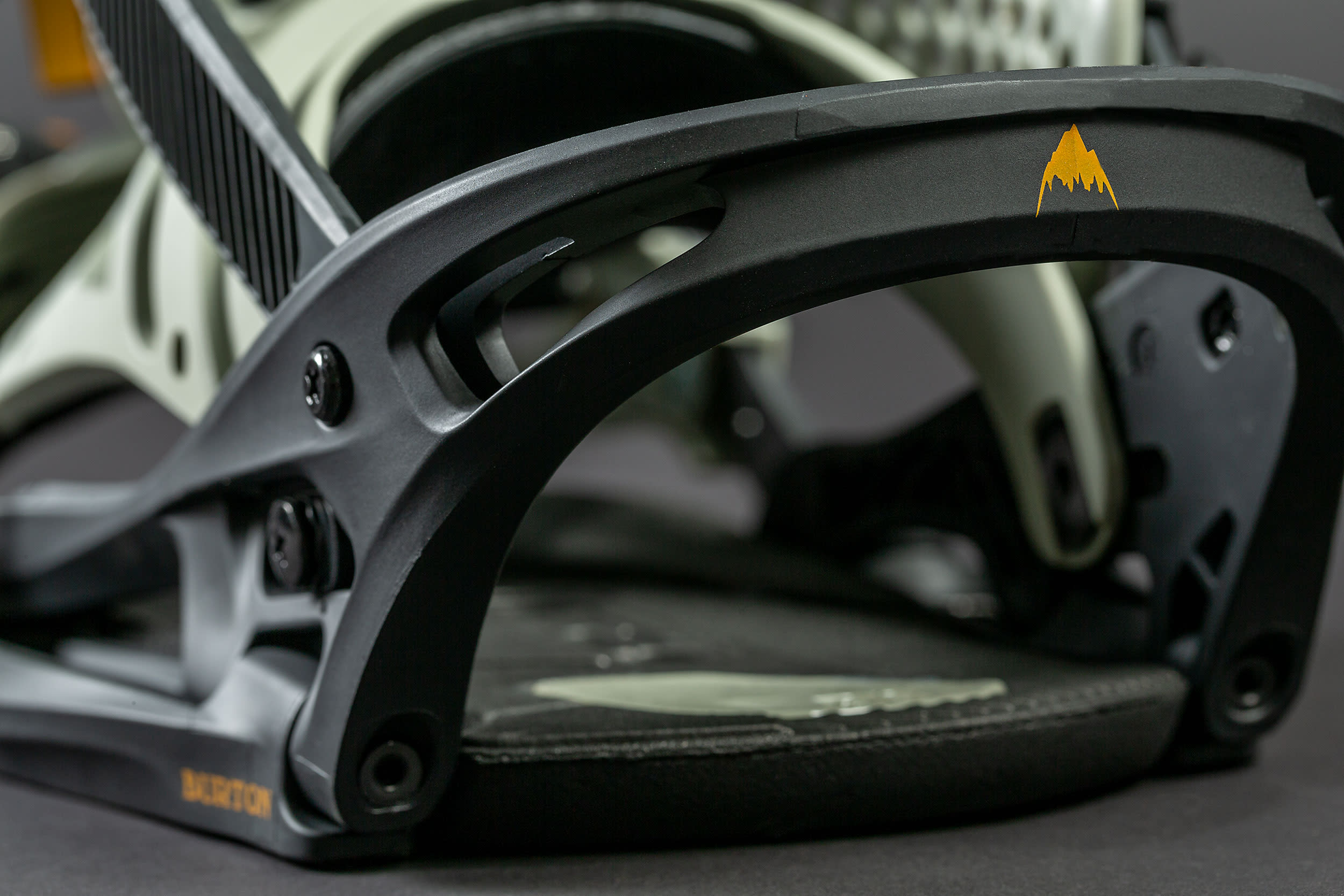 Burton Malavita EST Binding: Snowboarding Gear Lookbooks 2018