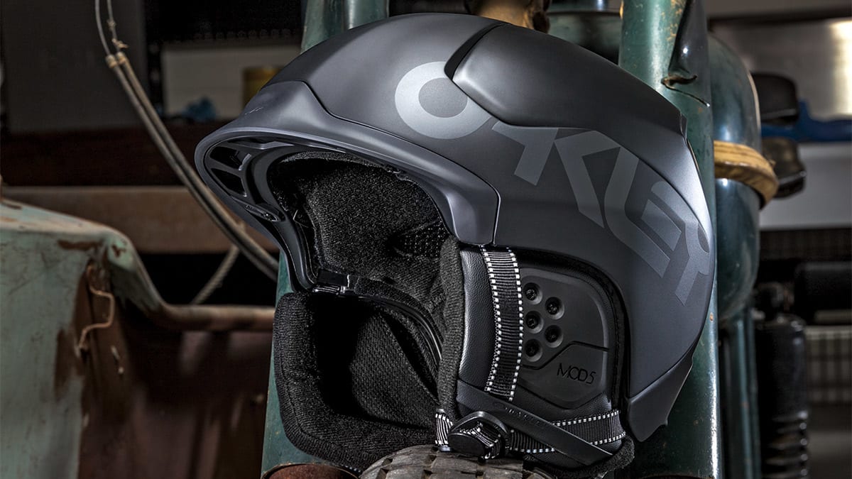 Oakley MOD5 Factory Pilot: 2017-2018 Helmet Lookbook - Snowboarder