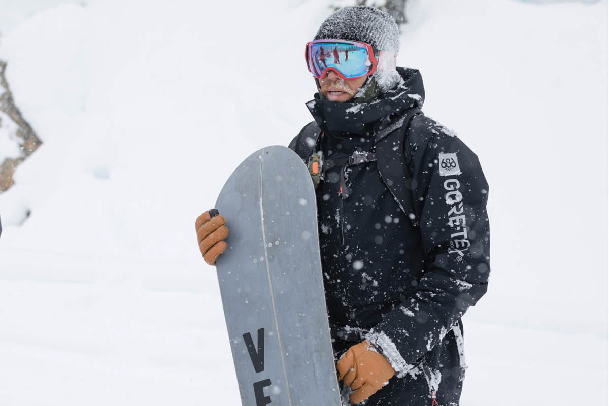 Meet the 686 GORE-TEX Hydrastash Sync Jacket - Snowboarder